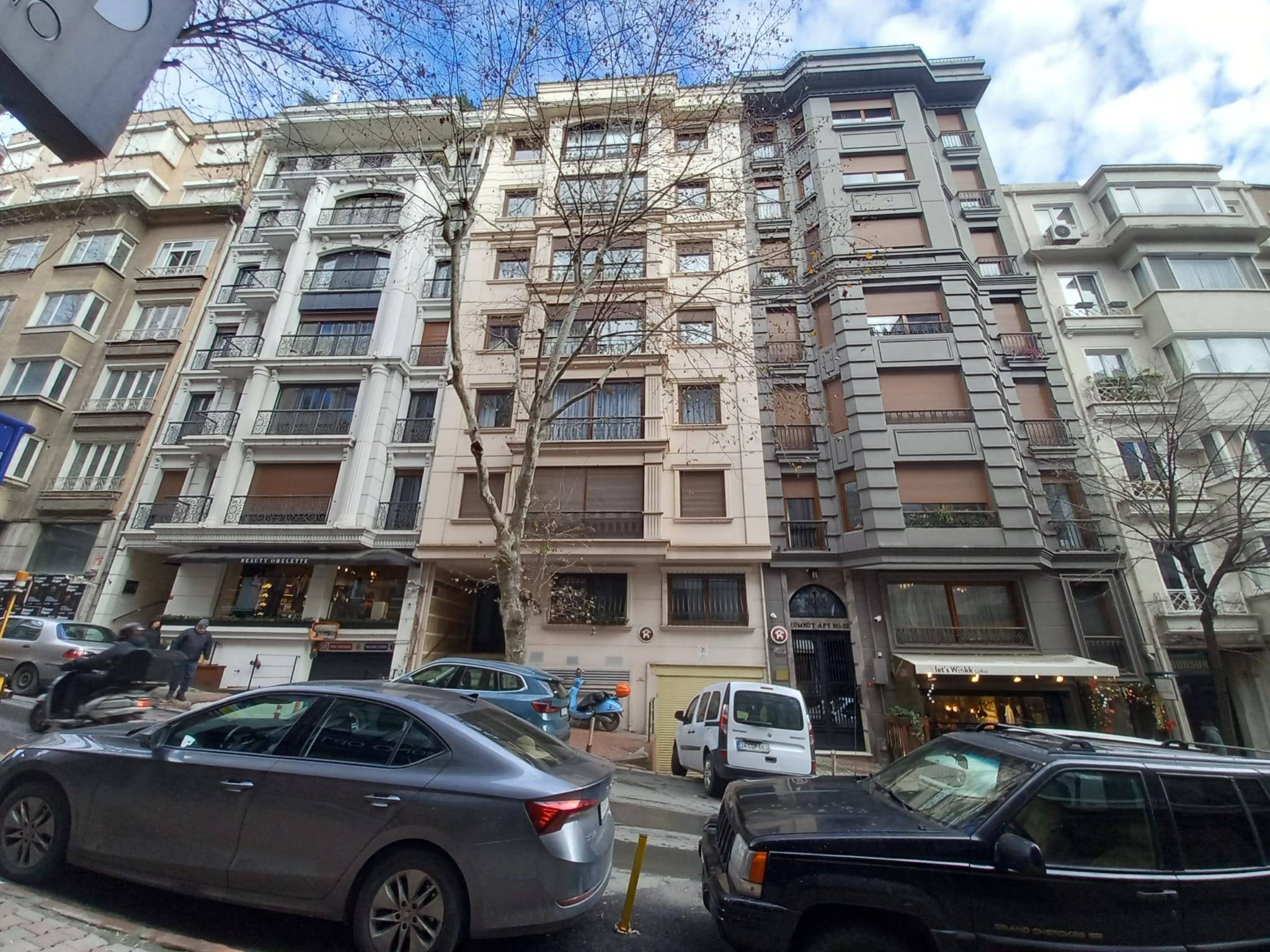 Kefeli ve Zümrüt Apt